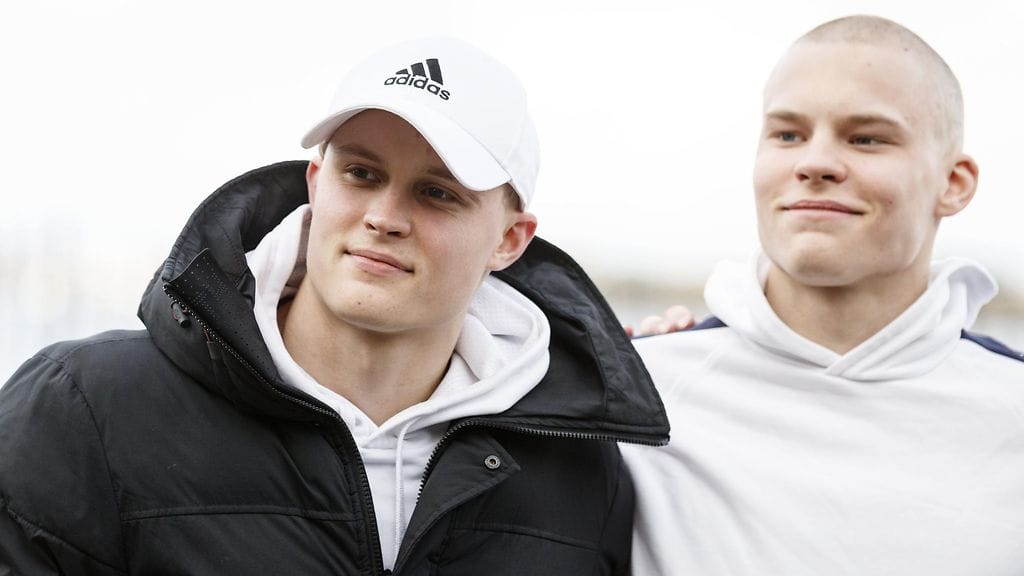 SM-kaksoisvoiton ottaneet telinevoimistelijaveljekset Oskar Kirmes (vas.) ja Robert Kirmes suorittavat varusmiespalvelusta.