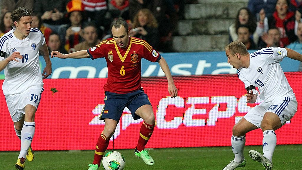 Andres Inesta Huuhkaja-puolustuksen puristuksessa.