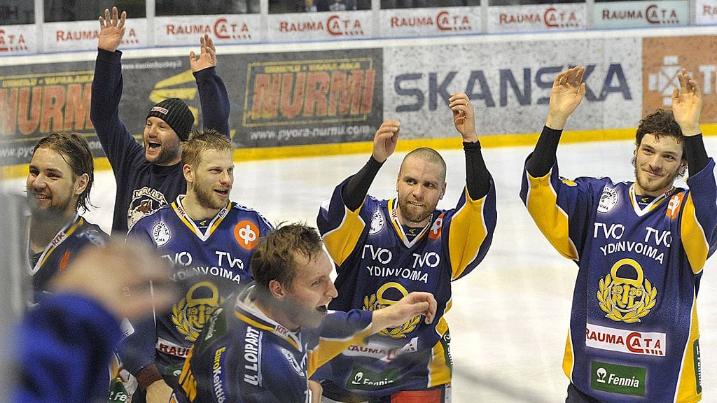 Lukko-pelaajat kiittävät kannattajiaan.