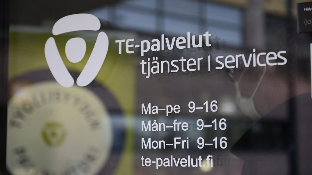 Tilastokeskuksen mukaan avoimia työpaikkoja oli maaliskuun alussa yli neljännes vähemmän kuin vuosi aiemmin.