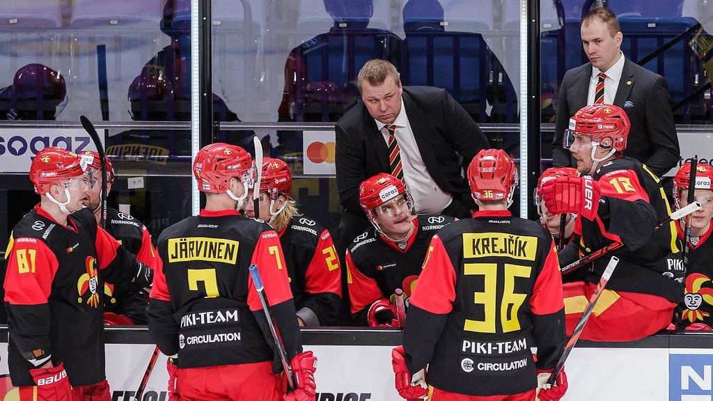 Korona jyllää Jokerien joukkueessa.