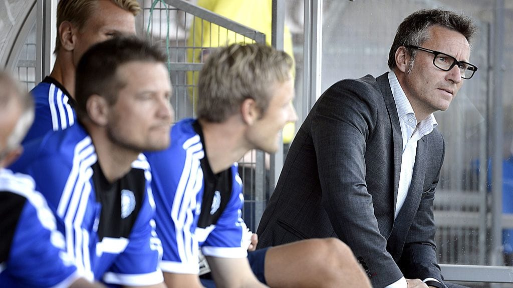 Päävalmentaja Sixten Boström seuraa HJK:n peliä.