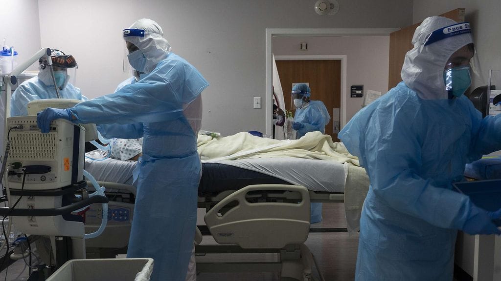 Erityisen huolestuttava tilanne koronaviruspotilaiden suhteen sairaaloissa on Texasin osavaltiossa, jossa tartuntoja on todettu yli miljoona. Kuvassa hoidetaan covid-19-potilasta sairaalan teho-osastolla Houstonissa.