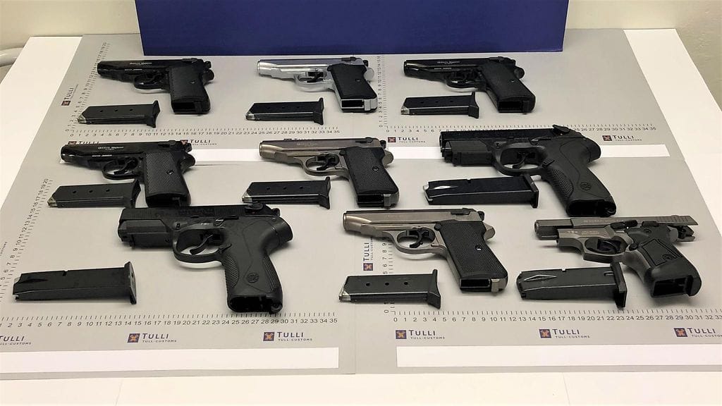 Poliisin mukaan tällä hetkellä jonkinlainen trendi on kaasutoimisten aseiden muokkaaminen toimiviksi ampuma-aseiksi. Kuvan aseet takavarikoi tTulli loppuvuonna 2020.