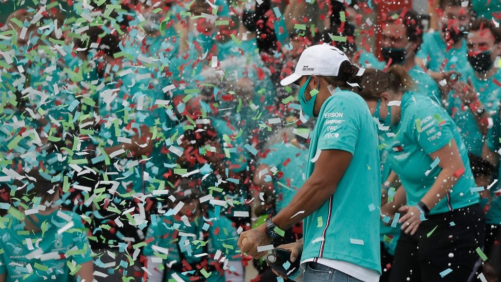 Lewis Hamilton on neuvotellut jättimäisestä sopimuksesta Mercedeksen kanssa, uutisoi Daily Mail -lehti.