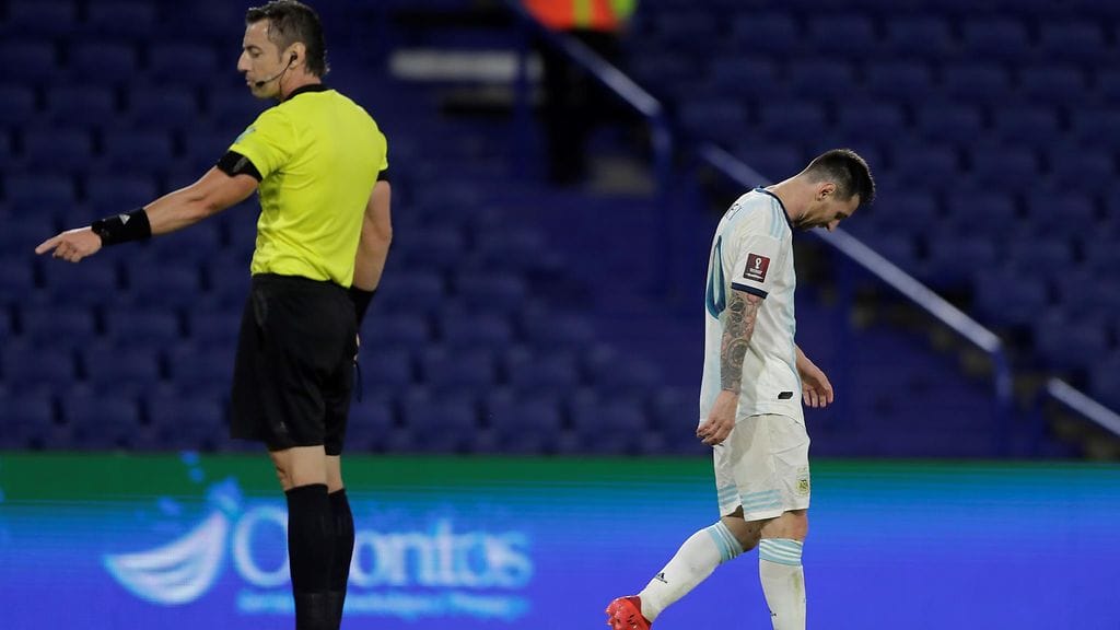 1–1-tasapeliin jääminen tuntui Lionel Messin (oik). edustaman Argentiinan riveissä karvaalta.