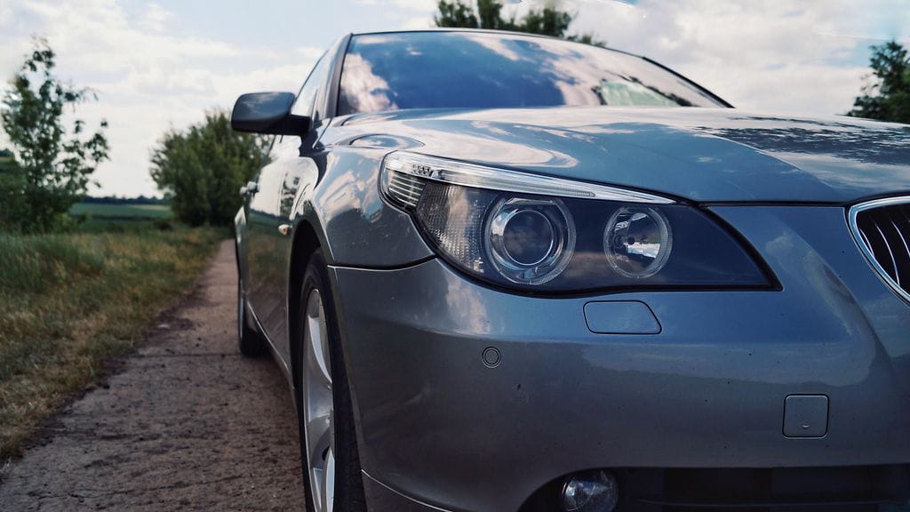 Naapurin mukaan autoilla päristely on tärvellyt "kodin rauhan". Kuvituskuva.