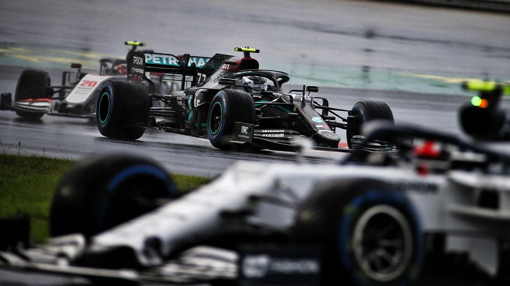 Valtteri Bottas ei ehtinyt saada lämpöä renkaisiinsa aika-ajojen lopussa.