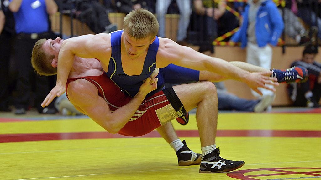 Henri Välimäki heittää Veli-Karri Suomista SM-finaalissa toukokuussa.