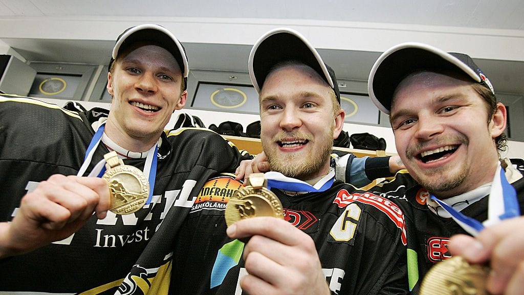Mika Pyörälä juhli SM-kultaa Jari Viuhkolan ja Janne Pesosen kanssa keväällä 2007.