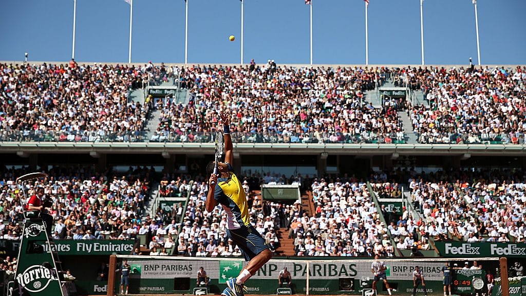 Tsonga syöttää, Federer vastaanottaa.