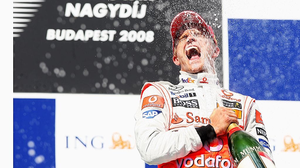 Kovalainen juhli uransa ensimmäistä F1-osakilpailuvoittoa Unkarissa vuonna 2008.