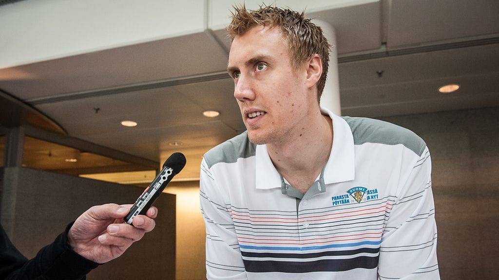 Marko Anttila koettaa saada kaukaloon ylimääräistä lämpöä.