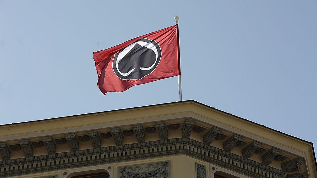 Ässien lippu liehuu Porin kaupungintalon salossa.