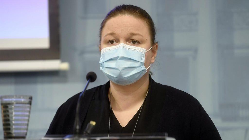 Perhe- ja peruspalveluministeri Krista Kiuru (kuvassa) ja pääministeri Sanna Marin käyvät läpi hallituksen keskiviikkoisia koronaneuvotteluita tiedotustilaisuudessa.