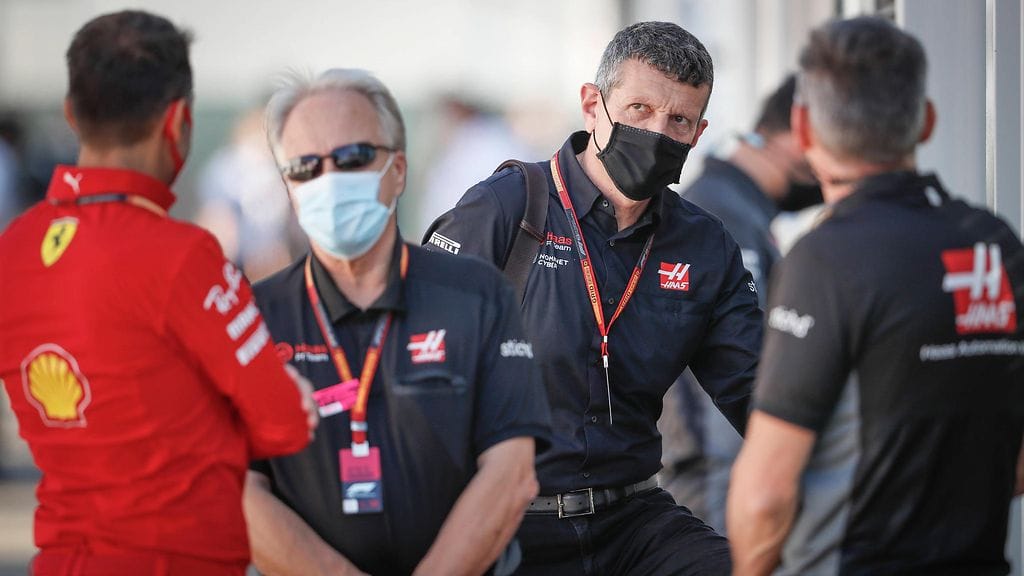 Gene Haas (vas.) ja Günther Steiner ovat saaneet tehdä töitä tallinsa pelastamiseksi koronavuonna 2020.