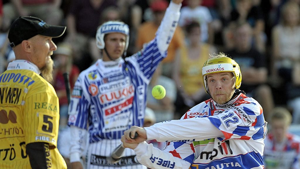 Vimpelin Vedon Janne Mäkelä lyö