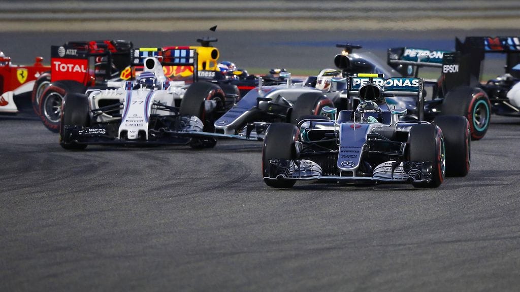 Lewis Hamilton ja Valtteri Bottas kolaroivat Bahrainin GP:ssä vuonna 2016.