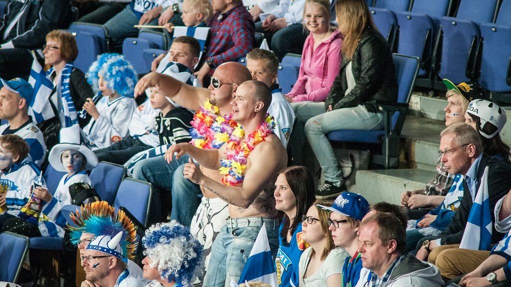 Lämmin ulkoilma oli saanut nämä pojat vetämään leit kaulaan