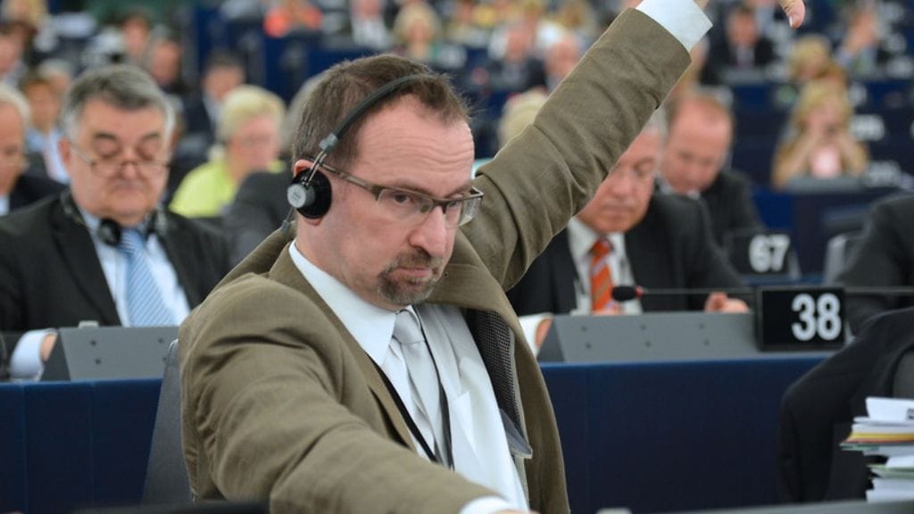 Unkarilainen meppi  Jozsef Szajer jäi kiinni paikan päältä.