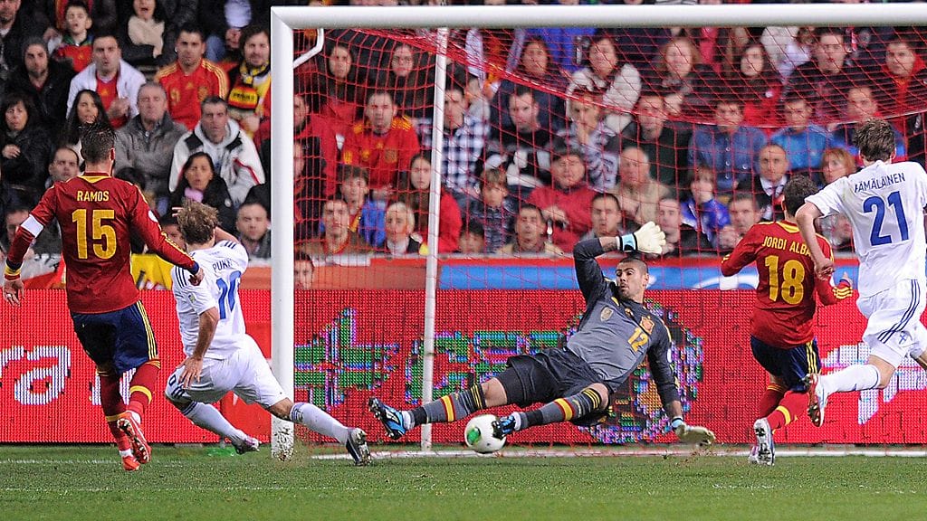 Teemu Pukki ohjaa pallon Espanjan verkkoon.