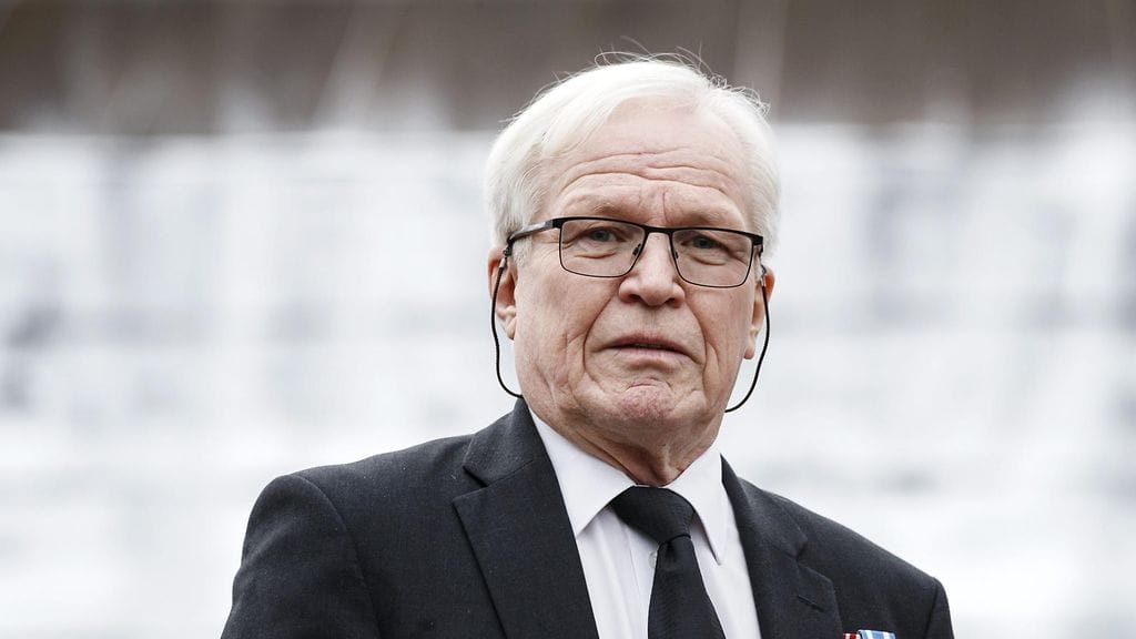 LK Mannerheim-ristin ritarien säätiön hallintoneuvoston jäsen Heikki Lehtonen kuvattuna ennen Mannerheim-ristin ritarin Tuomas Gerdtin hautajaisia Lauritsalan kirkon edessä Lappeenrannassa 28.11.2020