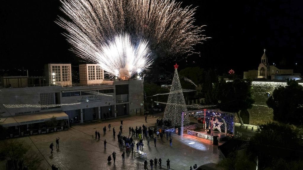 Palestiinalaishallinnon pääministeri sytytti Betlehemin perinteisen joulukuusen valot etänä koronaviruspandemian vuoksi.