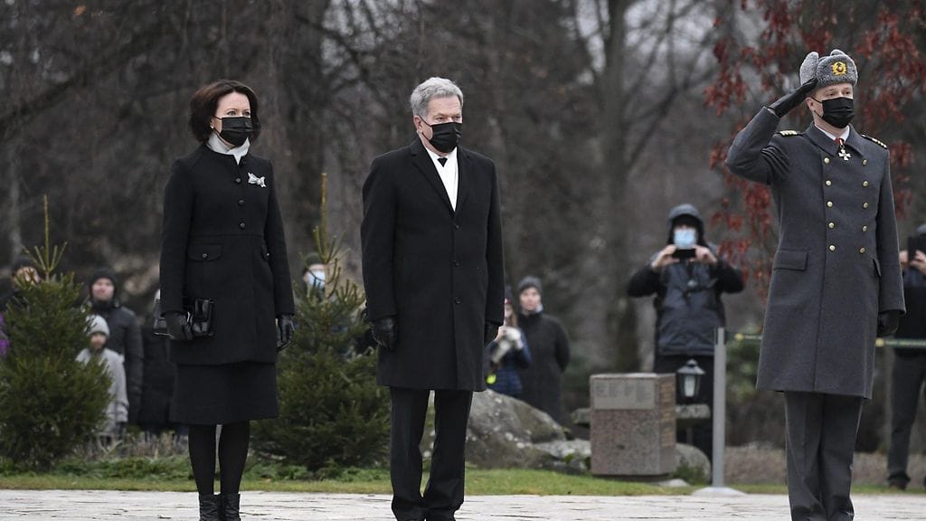 Sauli Niinistö laski seppeleen Hietaniemen hautausmaalla Helsingissä itsenäisyyspäivänä 6. joulukuuta 2020