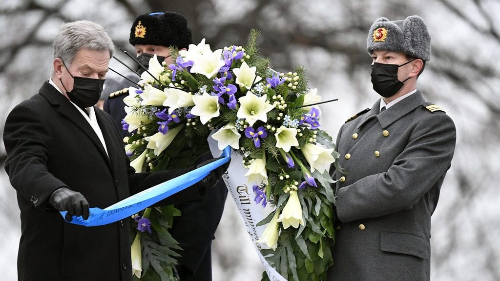 Sauli Niinistö laski seppeleen Hietaniemen hautausmaalla Helsingissä itsenäisyyspäivänä 6. joulukuuta 2020