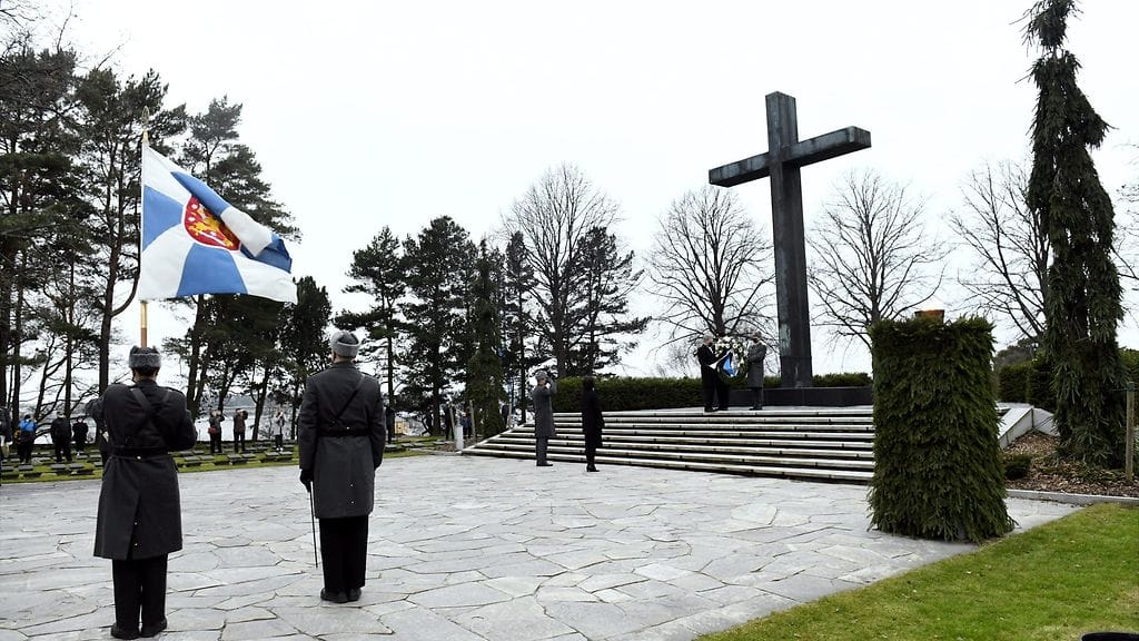 Sauli Niinistö laski seppeleen Hietaniemen hautausmaalla Helsingissä itsenäisyyspäivänä 6. joulukuuta 2020