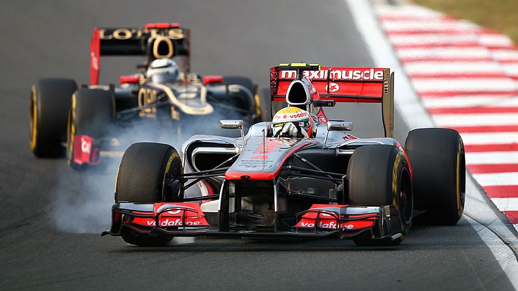 Kimi Räikkönen vaanii Lewis Hamiltonia Korean GP:ssä.