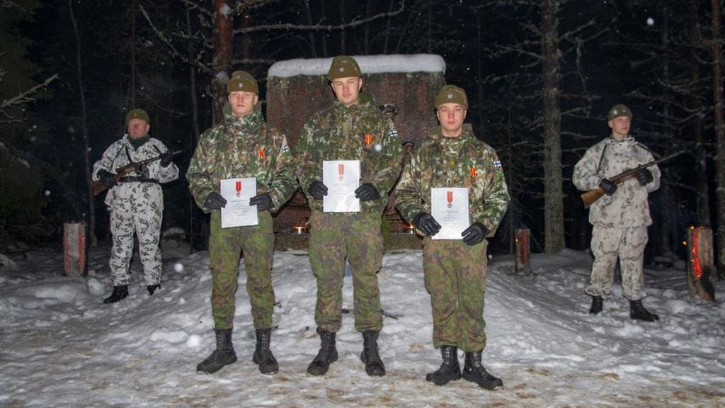 Puolustusvoimat-Jaakariprikaati-urhoollisuudesta-palkitut-varusmiehet