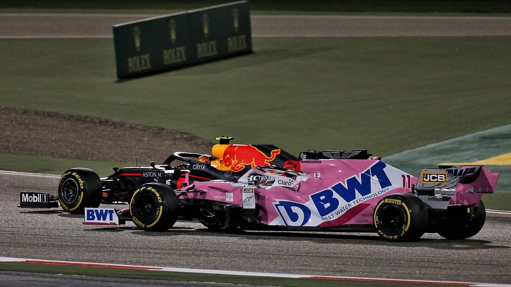 Alexander Albon ei pystynyt pidättelemään Sergio Perezia.