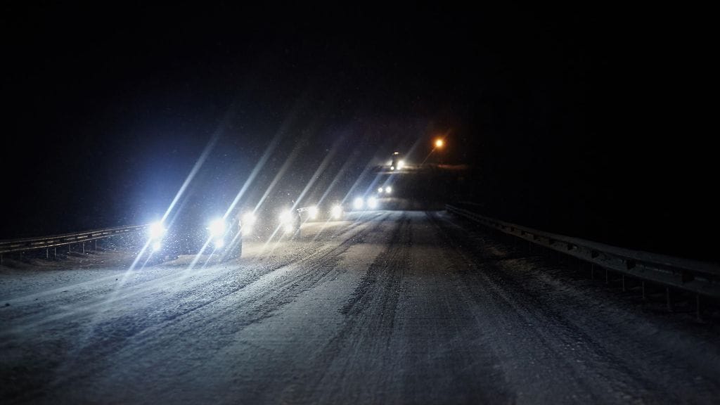 Poliisin mukaan viimeksi tänään sunnuntaina puhallusratsiaan saapuneet autoilijat kertoivat, että ratsiapaikasta oli ilmoitettu vilkuttamalla valoja vastaantulijoille. Kuvituskuva.