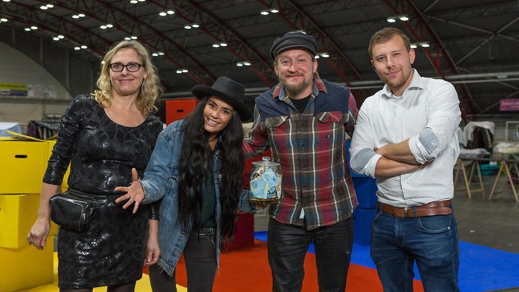 EPS1_Kirppis_S1_jaksoA_Myymaki_008_MiroJuvonen_SofiaStenman_PirjoLindgren_JarppiLeppala_kuvaajaKristiinaSalmen