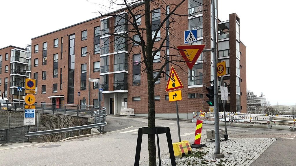 Tämä liikennemerkki ei oikeuta ajamaan päin punaisia, vaikka kääntyisi vasemmalle