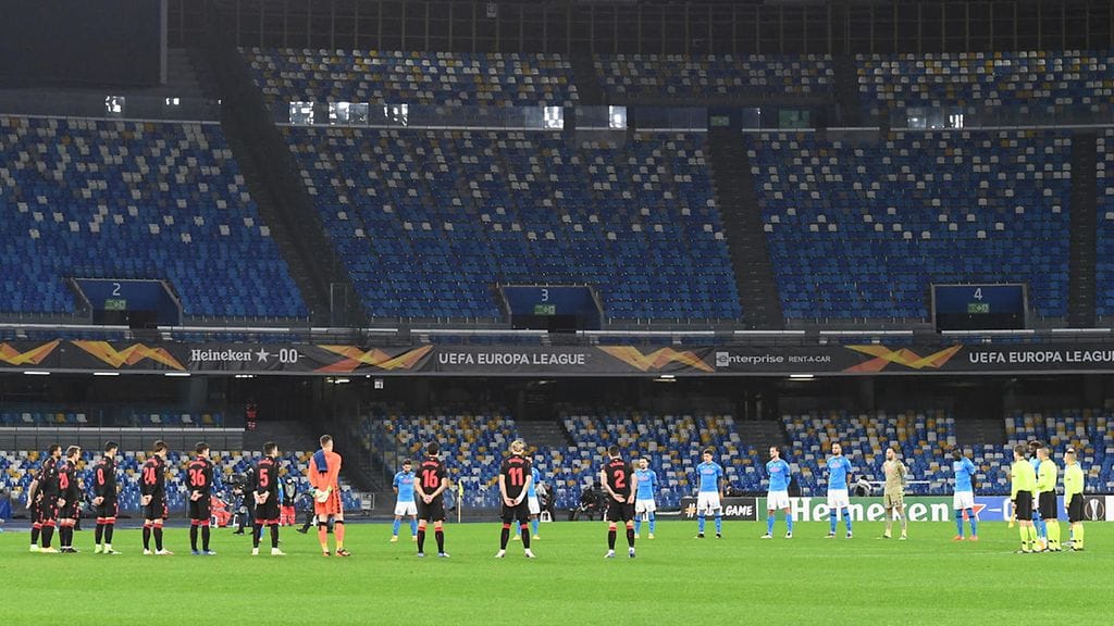 Myös Napolin ja Real Sociedadin pelaajat kunnioittivat Paolo Rossin muistoa Eurooppa-liigassa.