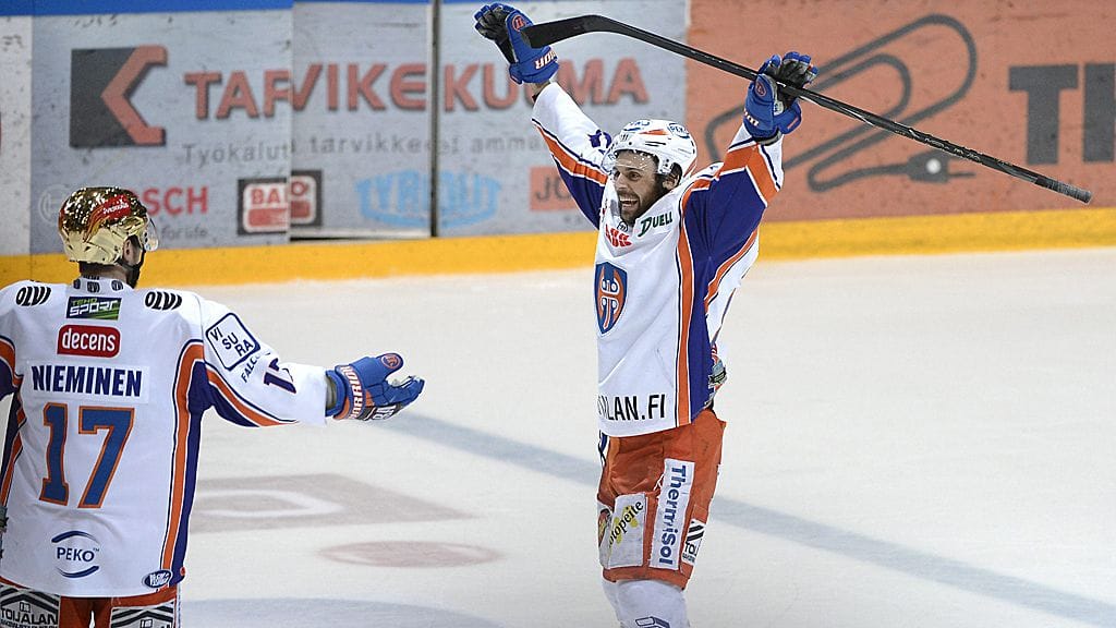 Dragan Umicevic tuuletti keväällä 2013 Tapparan paidassa.