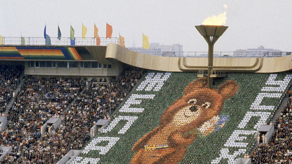 Kisamaskotti Misha-karhu ja olympiatuli.