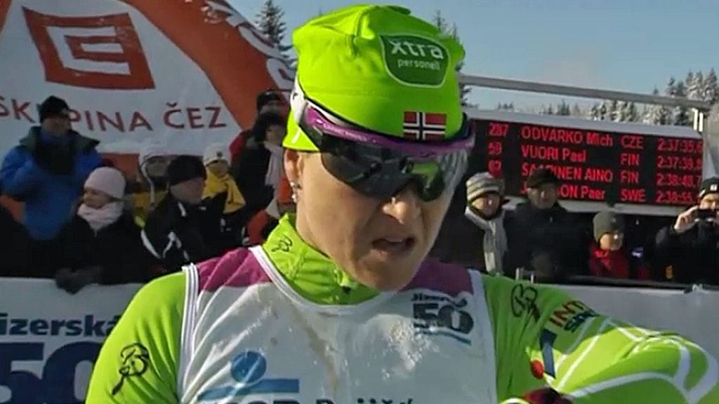 Aino-Kaisa Saarinen hiihti 50 kilometrin kisassa Norjan lippu pipossaan.