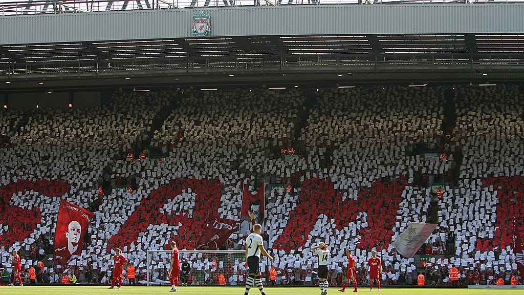 Liverpoolin fanikatsomo "The Kop" jätti Sami Hyypiälle jäähyväiset vuonna 2009.