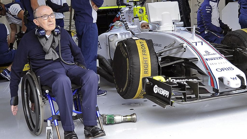 Frank Williams varikolla vuonna 2013 Valtteri Bottaksen ollessa tallin autossa.