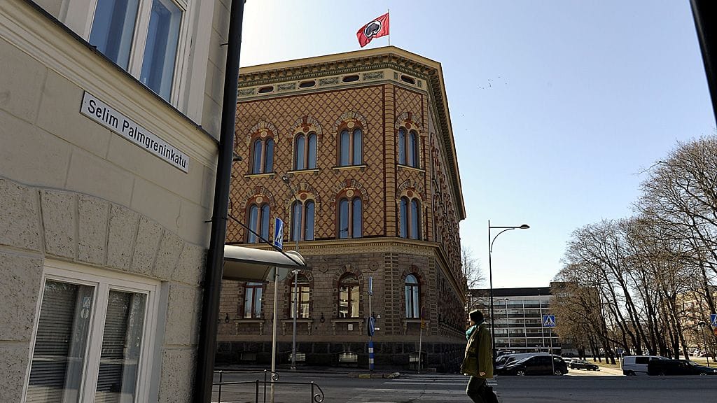 Ässien lippu Porin kaupungintalon salossa.