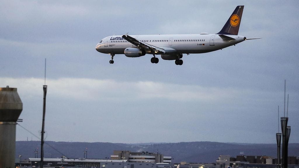 Peruutukset koskevat monia Lähi-idän suurkaupunkeja. Kuvituskuva Lufthansan lentokoneesta.