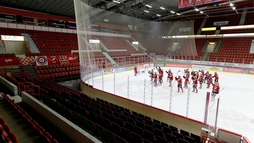 HIFK:n pelaajat kiittivät näkymättömiä kannattajia perjantain SaiPa-ottelun jälkeen.