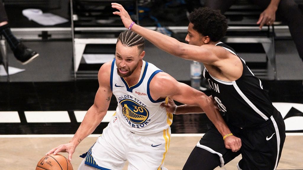Stephen Curry (vas.) heitti 105 kolmosta peräjälkeen sisään.