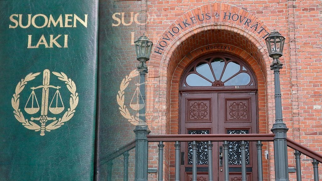 Vaasan hovioikeuden istunto jouduttiin tänään keskeyttämään pommiuhkauksen takia.