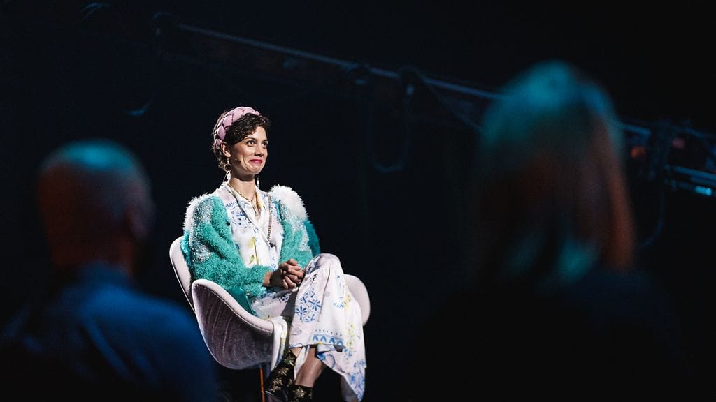 Laulu_rakkaudelle_S1_eps2_ManuelaBosco_tuolissa