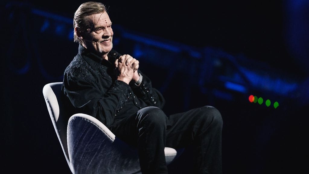 Laulu_rakkaudelle_S1_esp2_VesaMattiLoiri_tuolissa