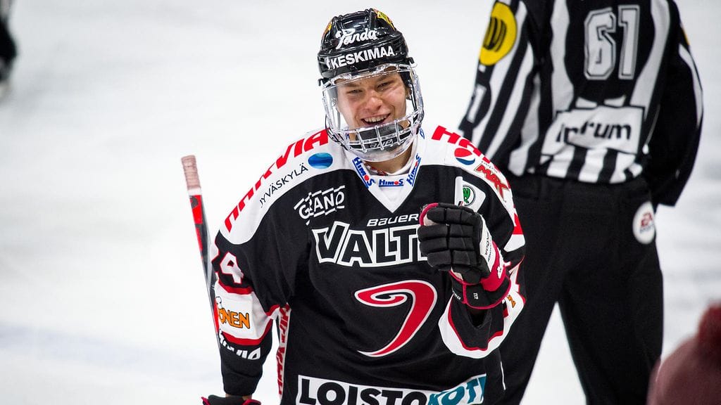 Aleksi Malisen kelpasi hymyillä ensimmäisen SM-liigamaalinsa jälkeen.